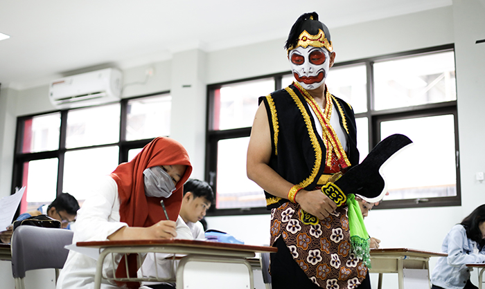 Pantau UAS, Pengawas Ujian Berkostum Unik Ala Bawor