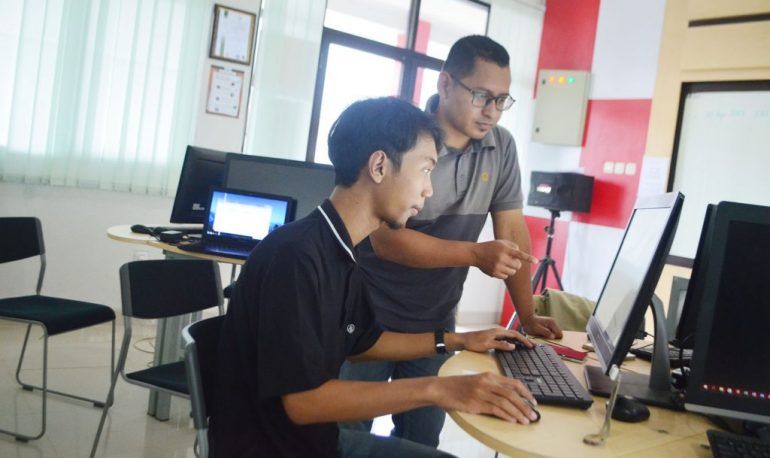 Mahasiswa Teknik Informatika Bangun Website Fasilitas Umum