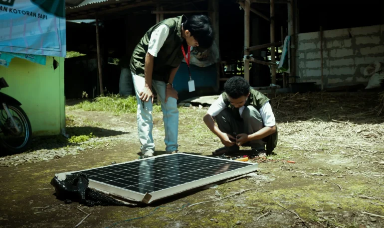 Pemasangan Panel Surya Si Perapih Bio