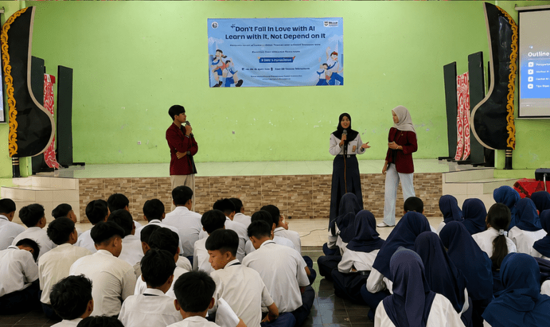 Workshop dua hari di SMP Negeri 5 Purwokerto tekankan penggunaan AI secara bijak untuk membantu
persiapan ujian.